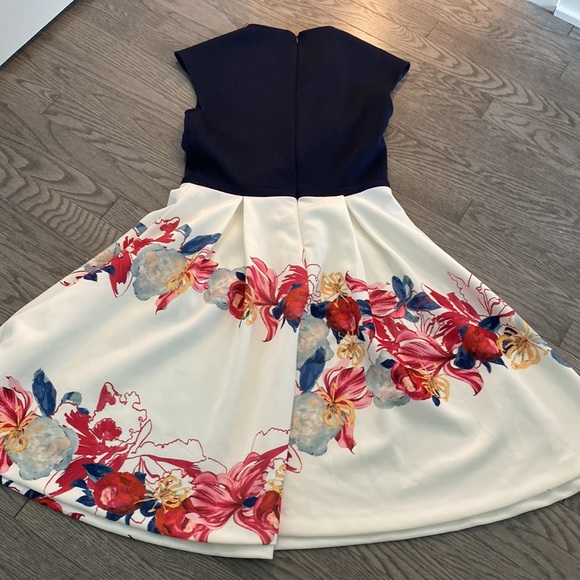 2 tone dress with floral print - Picture 3 of 3